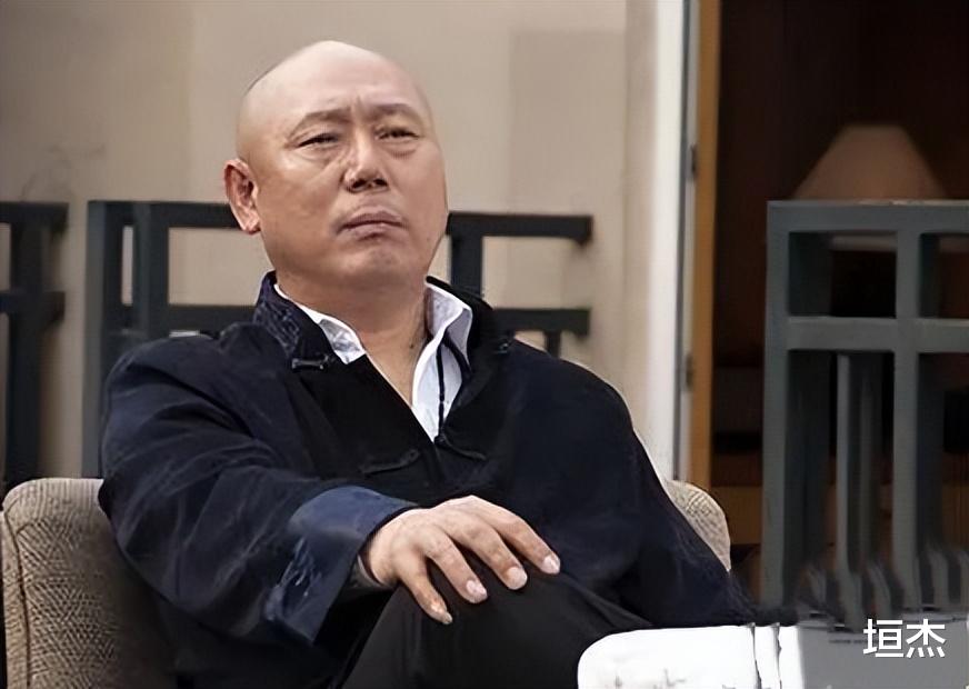 李成儒|李诚儒:自己奔驰宝马换着开,前妻和亲生儿子在18平小屋蜗居