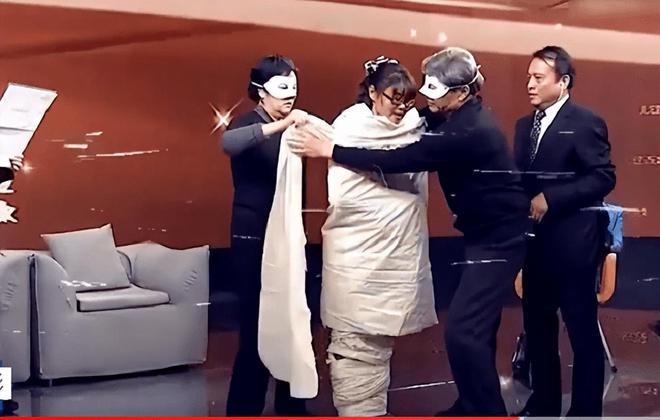 啃老|女大专生啃老10年，母亲将其被褥扔大街，她也不去工作，为啥？