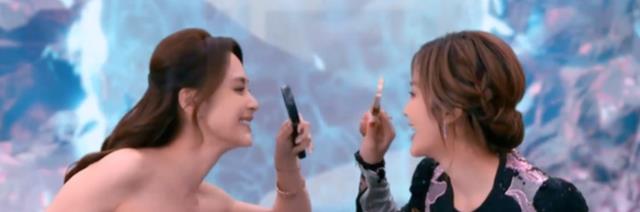 杨幂|全球首个元宇宙盛典!杨幂抹胸长裙明艳动人,twins妆造显年轻