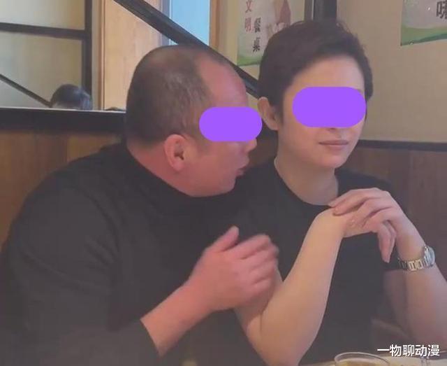 苏州：秃顶男就餐时噘嘴亲吻气质女引热议，网友：我到底差在哪