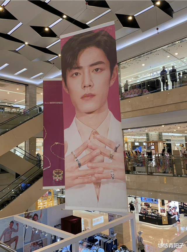 肖战|肖战休闲逛街被偶遇，引得粉丝开始炫耀，谁还没偶遇过肖战呢？