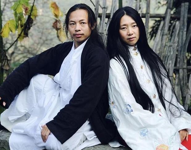 男子带女弟子隐居深山8年,与其结婚生孩子,如今过得怎样?
