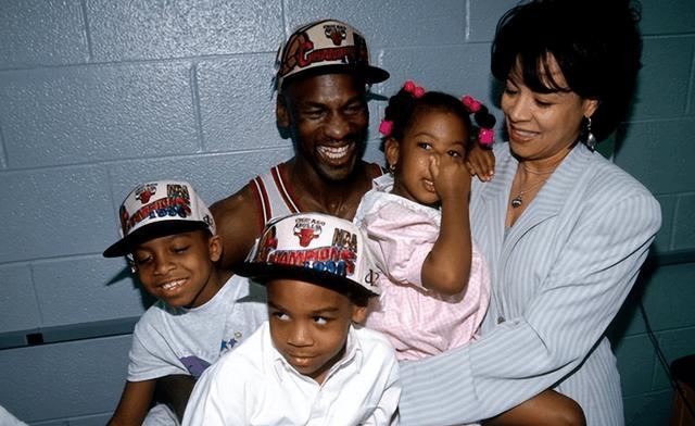 迈克尔·乔丹|59岁迈克尔·乔丹墨西哥度假，怀抱8岁女儿心情好，娇妻身材火辣