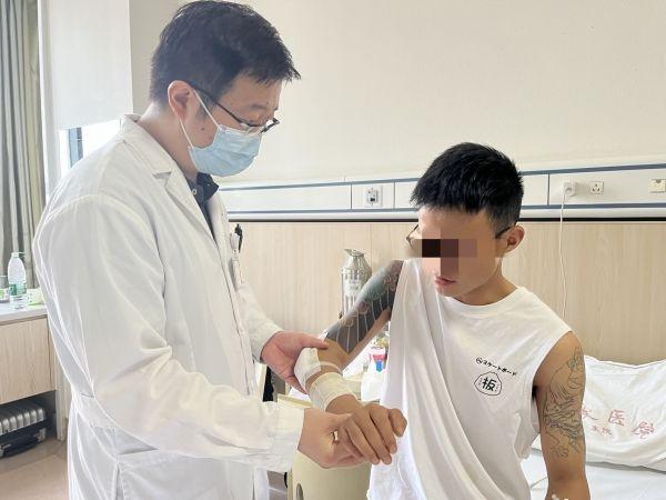 运动|小伙儿打篮球摔断手肘,医生打4个小孔完成关节复位