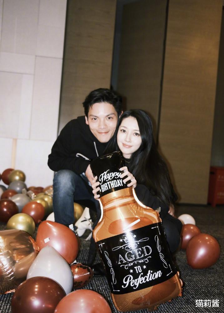 向佐|向太与儿媳同日庆生，向佐晒幸福，网友：真好