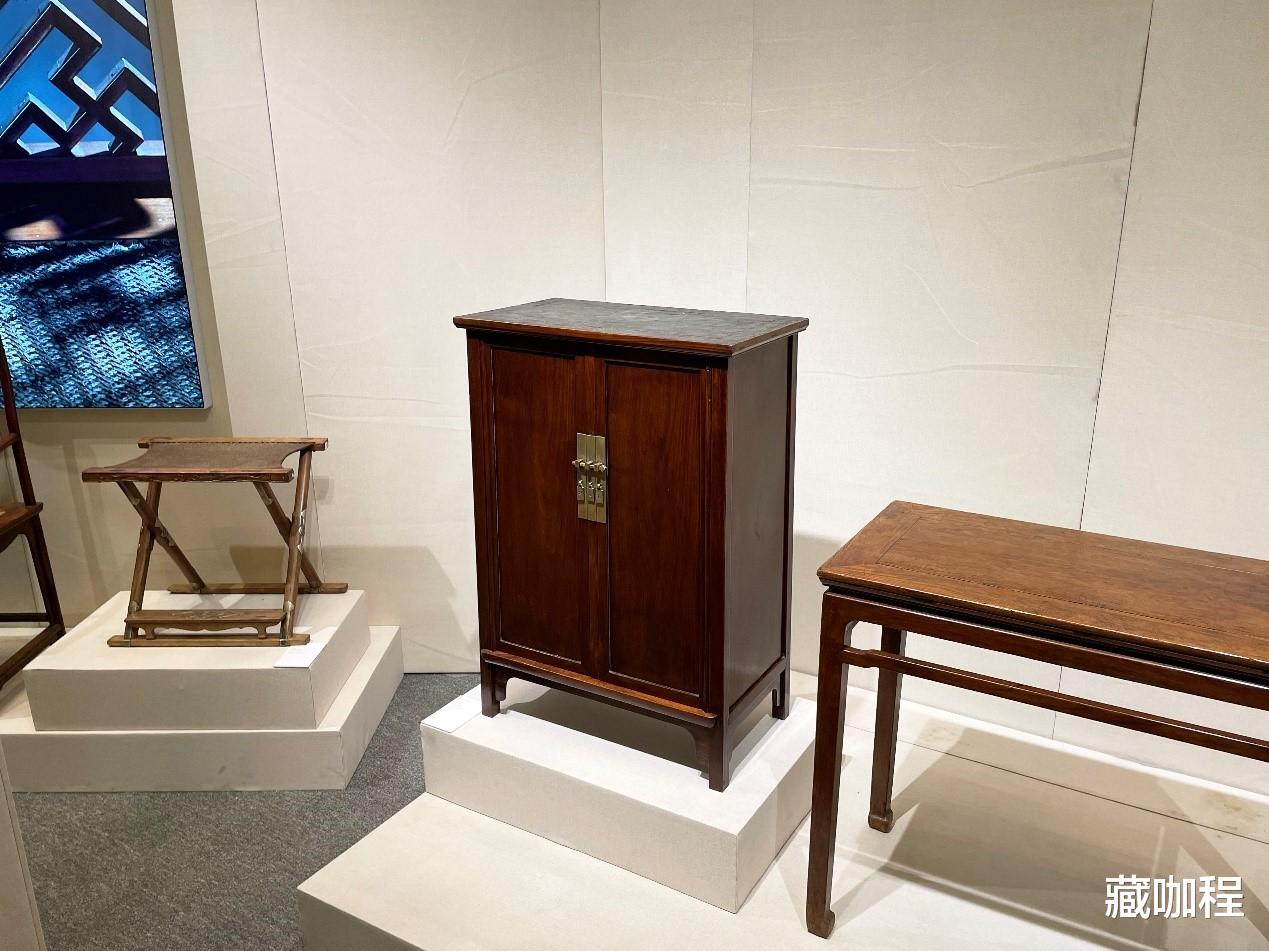 |背面、底部髹黑漆，黄花梨方材圆角柜207万成交