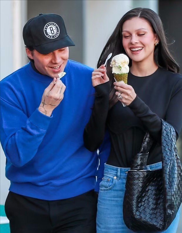 粉色|小贝儿媳太会玩！和闺蜜们穿粉色开睡衣派对，大布搂着老婆真腻歪