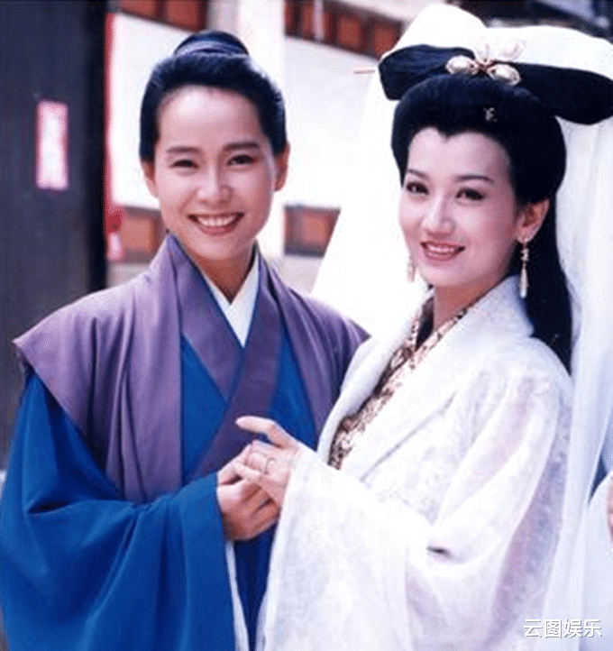 影帝|叶童携老公参加富豪聚会！满头白发变化大，喝到满脸通红嘟嘴卖萌