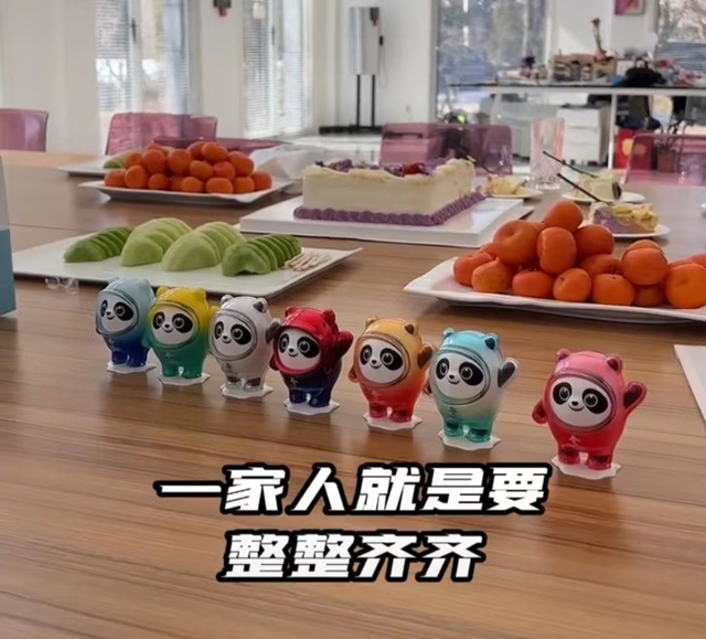 张艺谋|71岁张艺谋身体状况引担忧，拆盲盒包装双手颤抖，两鬓斑白脸消瘦