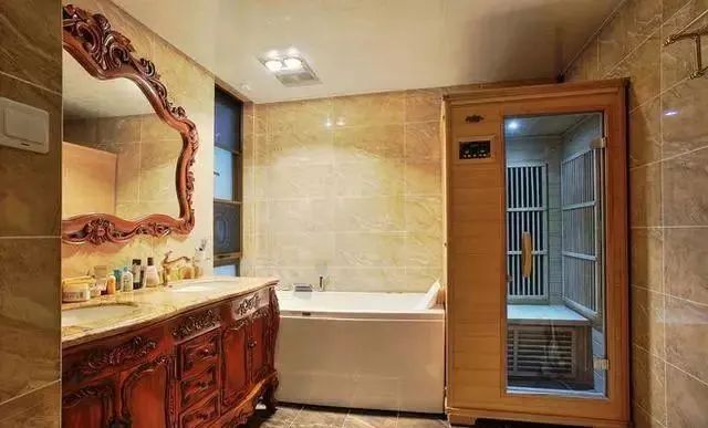 120平三居室,一进门把人迷住,装修的太上档次,尤其是客厅!