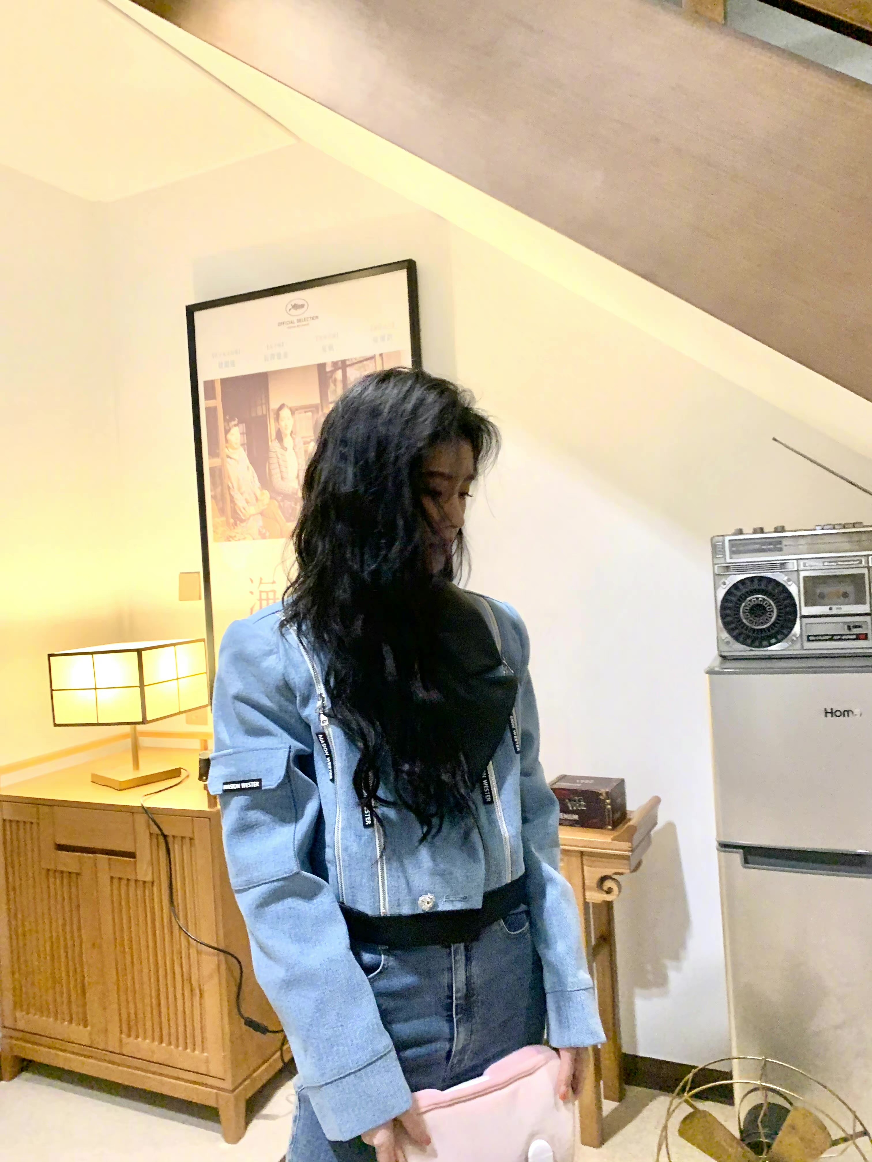 鞠婧祎|鞠婧祎新歌花絮写真,认真玩彩带,发量太令人羡慕了