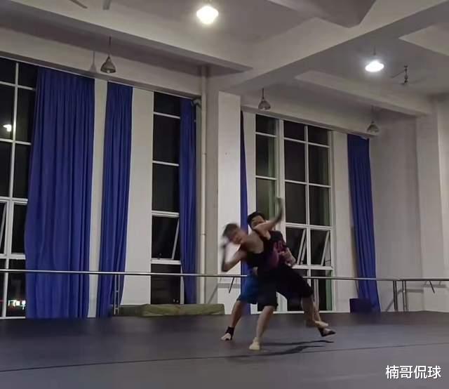 胡明轩|65岁胡明轩父亲不退休!当教练亲自辅导舞蹈生,48岁胡母气质出众