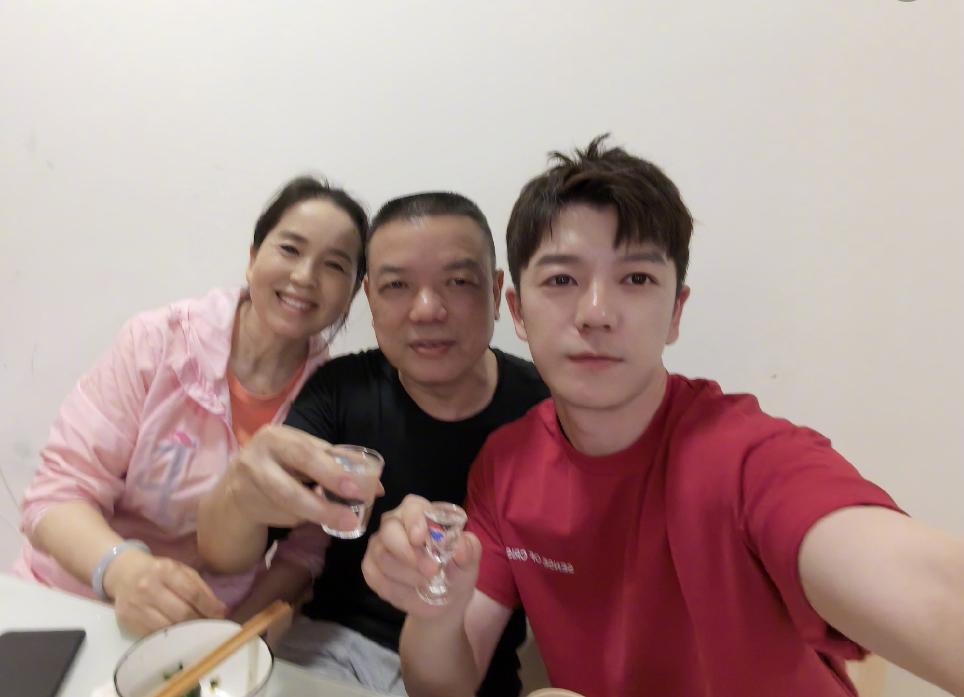 吴雅婷|吴雅婷带儿女回老家,穿新衣磕头拜年!王栎鑫父母打扮朴素显冷清