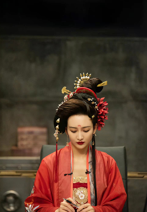 王鸥|王鸥不愧是名侦颜值担当!新一期花魁造型美到开挂封神,身材绝了