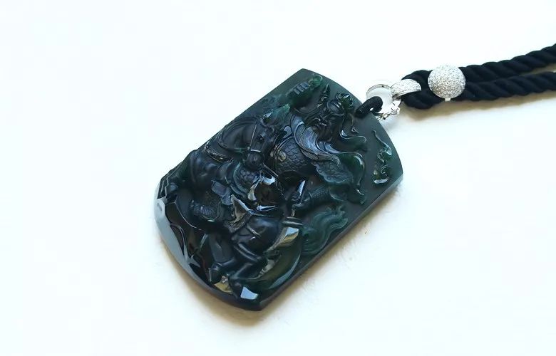 翡翠|运气来了，极品墨翠落入新人手中，没想到成品价值28万！