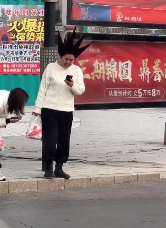 沙雕趣闻:“男子盗窃功德箱,偷完还要拜一拜?”
