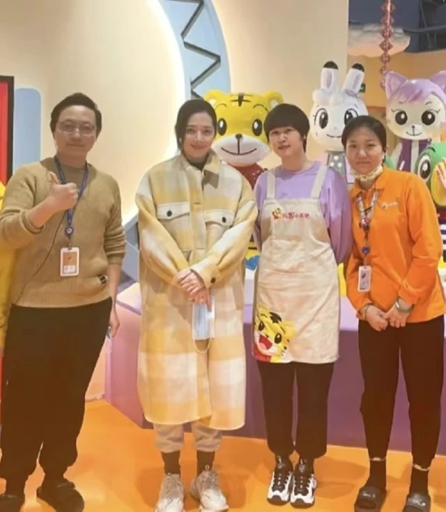 郭碧婷|郭碧婷气场竟强过向太!穿虎纹大衣带女儿高调探班向佐,霸气全开