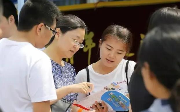 大学生|大学生免费帮亲戚报志愿，568分成功捡漏211，不料如今却被埋怨
