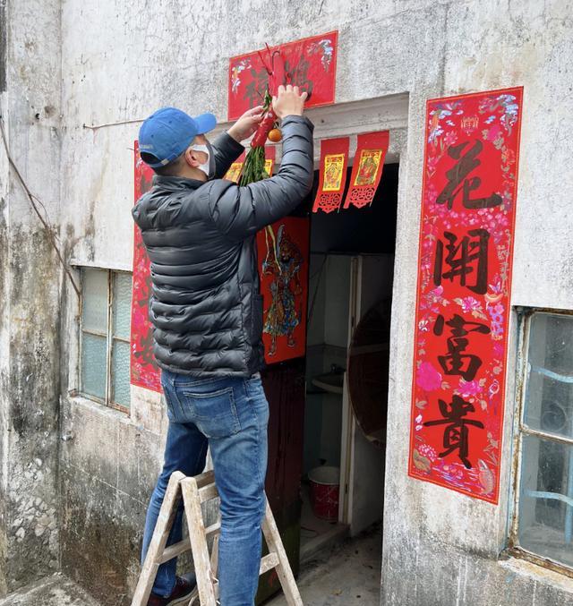 胡杏儿丈夫春节晒全家福，一家五口穿亲子装，豪宅客厅装修简约