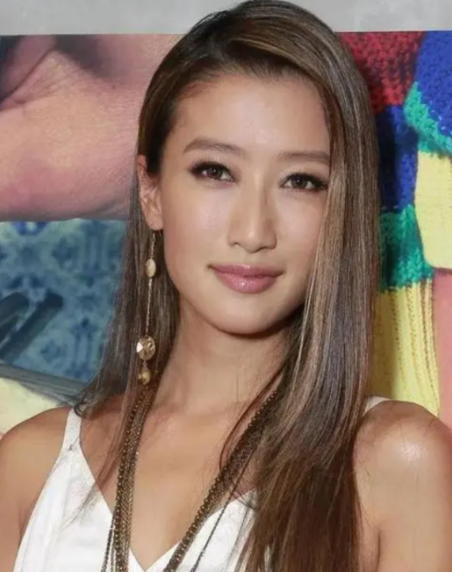 谢婷婷|谢婷婷：风流堪比谢贤，39岁不结婚，未婚生女让谢贤愧疚难当