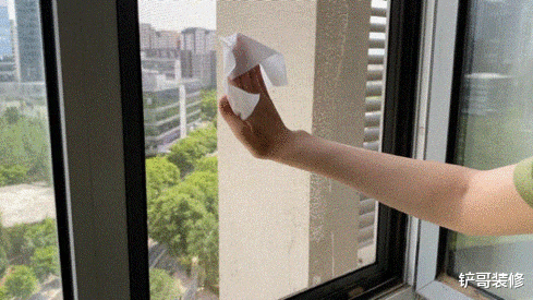 纱窗脏了直接换新的?错!老保洁教你几招,洗完跟新的一样