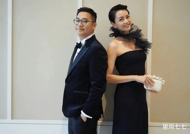 虚胖 梁咏琪在国外杀疯了！穿修身裙身高碾压男明星，46岁的脸都没皱纹