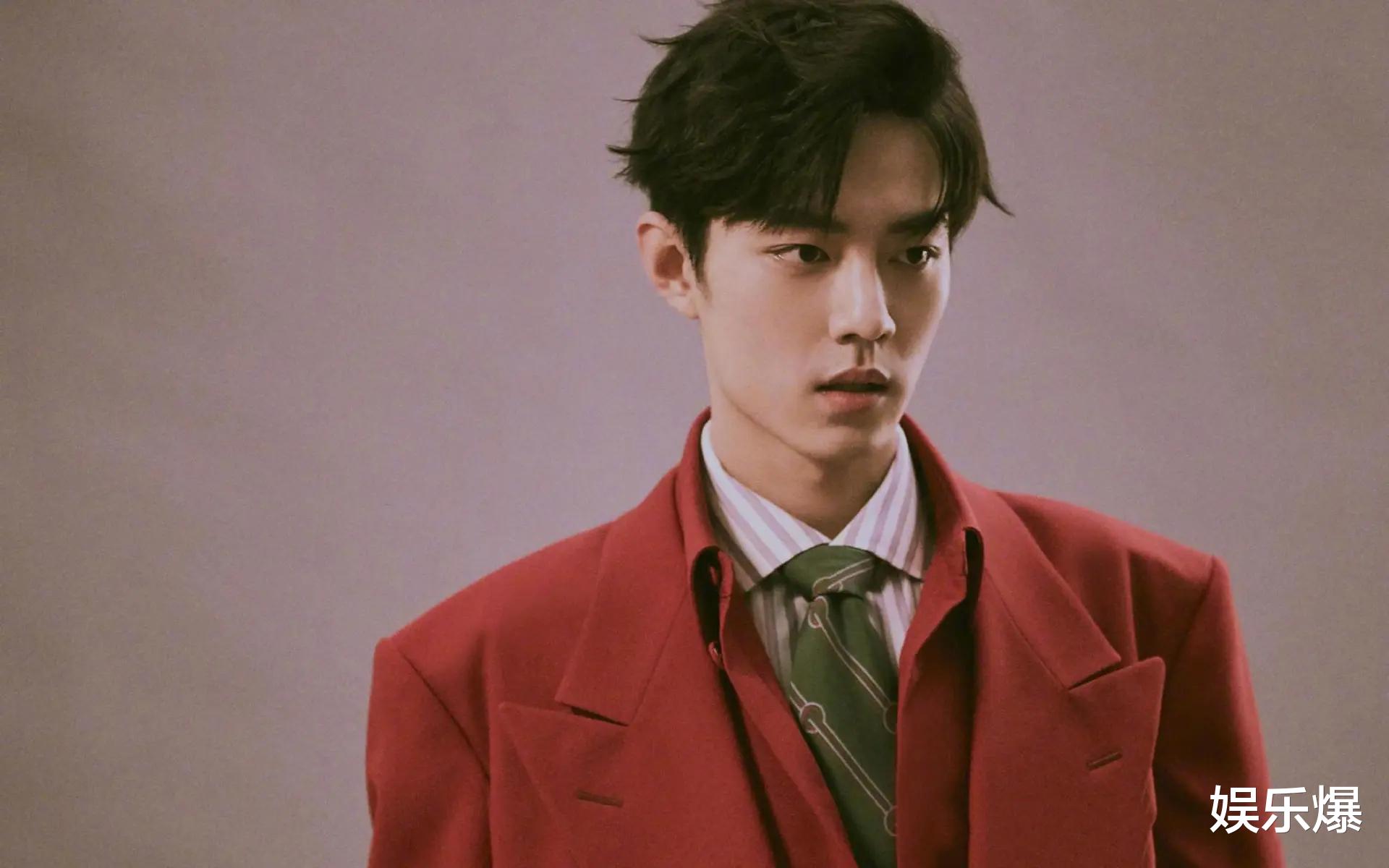 肖战|肖战外出吃饭被拍，一个人吃火锅被指太孤独，却意外曝光了好身材