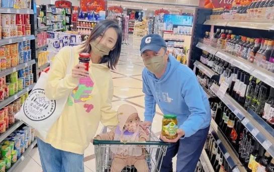 李亚鹏|李亚鹏一家三口逛超市，女儿多次出镜，有意成为短视频小主角