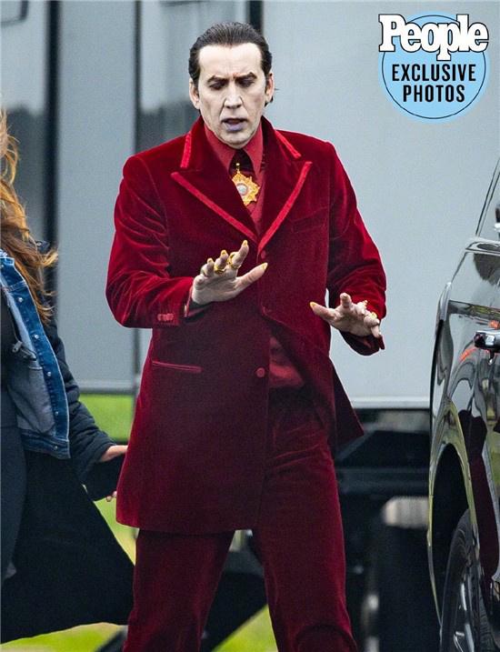 尼古拉斯·凯奇|《伦菲尔德》曝片场照 尼古拉斯·凯奇吸血鬼登场