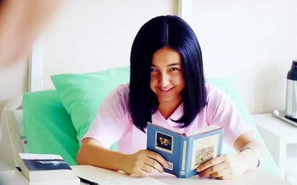 张子枫|张子枫恋情风波后首露面！背俩万元包太阔气，被助理紧搂一言不发