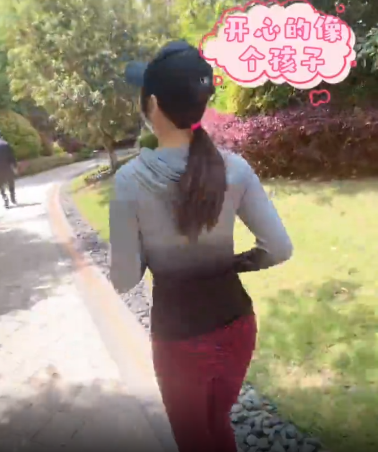 杜若溪|严宽妻子杜若溪小区跑步！穿健身裤秀火辣身材，被封控在家20多天