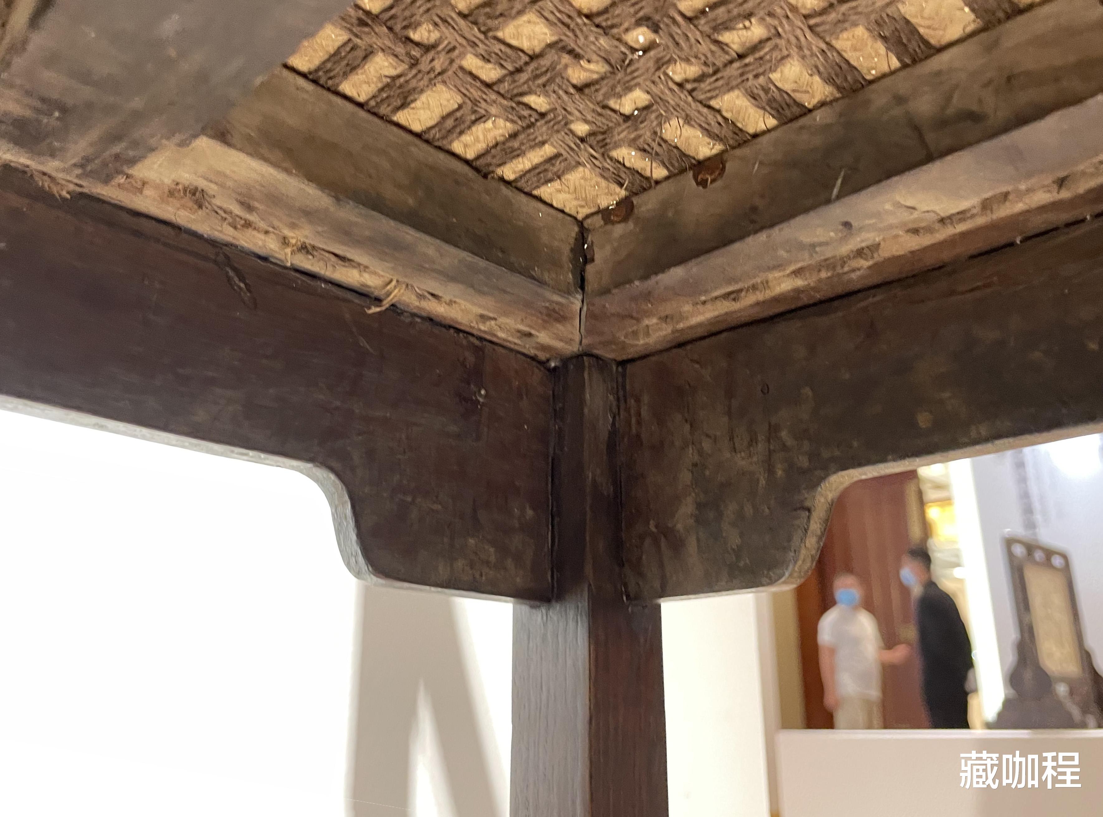 |弯带中间加装硬板,清黄花梨南官帽椅161万成交