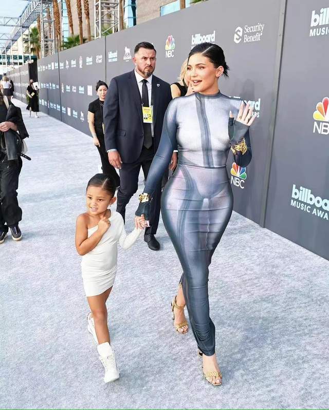 凯莉|金小妹与男友带女儿亮相，互动超有爱，米子啃手指看热闹，忙不停