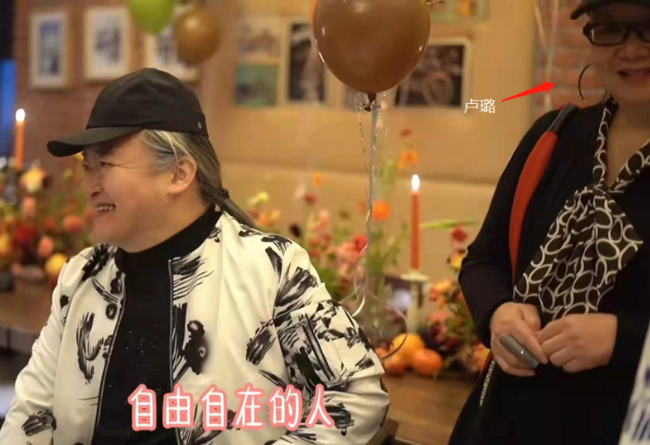 刘晓庆|58岁刘欢现身饭局聚会被拍，身形壮硕穿戴名牌，就吃两盘菜不讲究