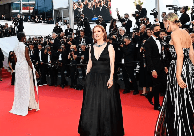 晚礼服|戛纳红毯无人戴口罩！众女星争奇斗艳