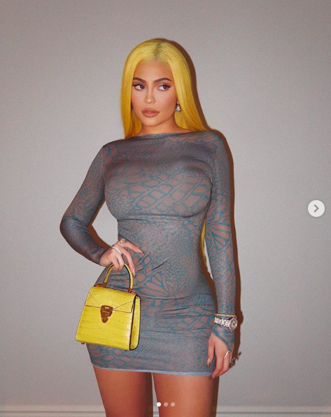 婴儿车|凯莉詹娜又砸3万带防晒功能婴儿车宠娃，2岁女儿问，是铂金包吗？