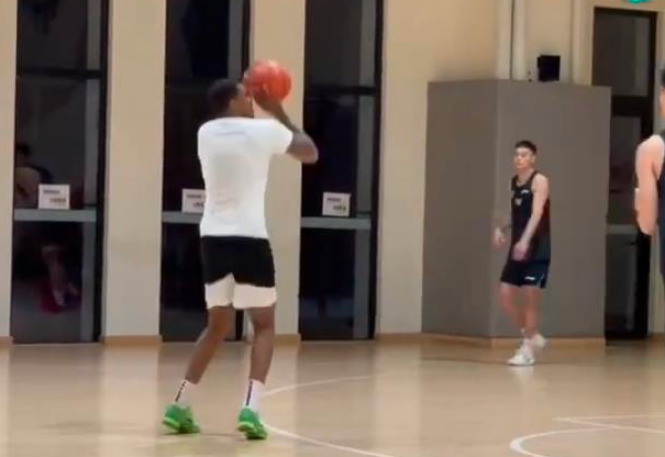 廣東男籃|再戰(zhàn)廣廈，殘陣廣東恐將兇多吉少，杜鋒臨時變陣，強(qiáng)援將火線馳援