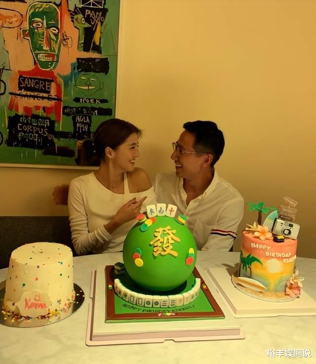 施伯雄|施伯雄晒合照为女友吴千语庆生!甜蜜亲吻脸颊,坐其怀中满脸幸福