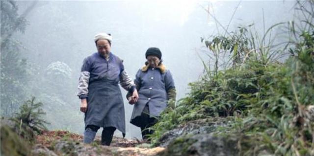 19岁小伙带29岁寡妇私奔,隐居深山50年,丈夫为爱凿出6208节天梯