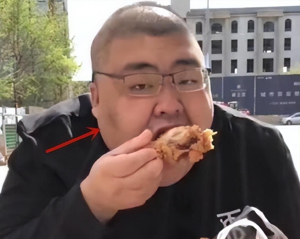 |泡泡龙悲剧再次上演?网红恩克憔悴到脸色发黑,直播吐血引担忧!