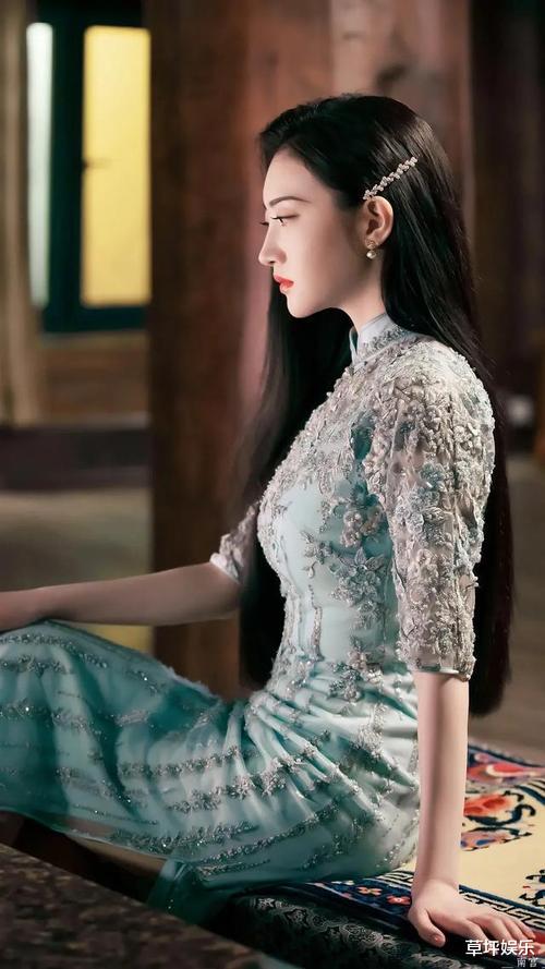 景甜|景甜的身材，天生就是旗袍而生，戚薇的旗袍果然与众不同，还能这样穿？