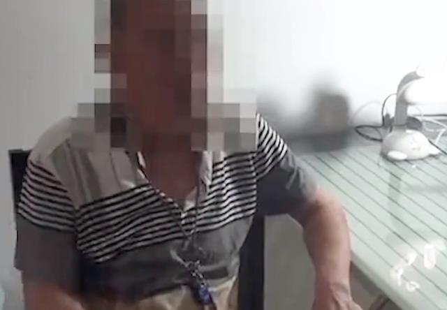 女婿炒菜放两个西红柿,老丈人嫌多报警要抓女婿:你个败家玩意