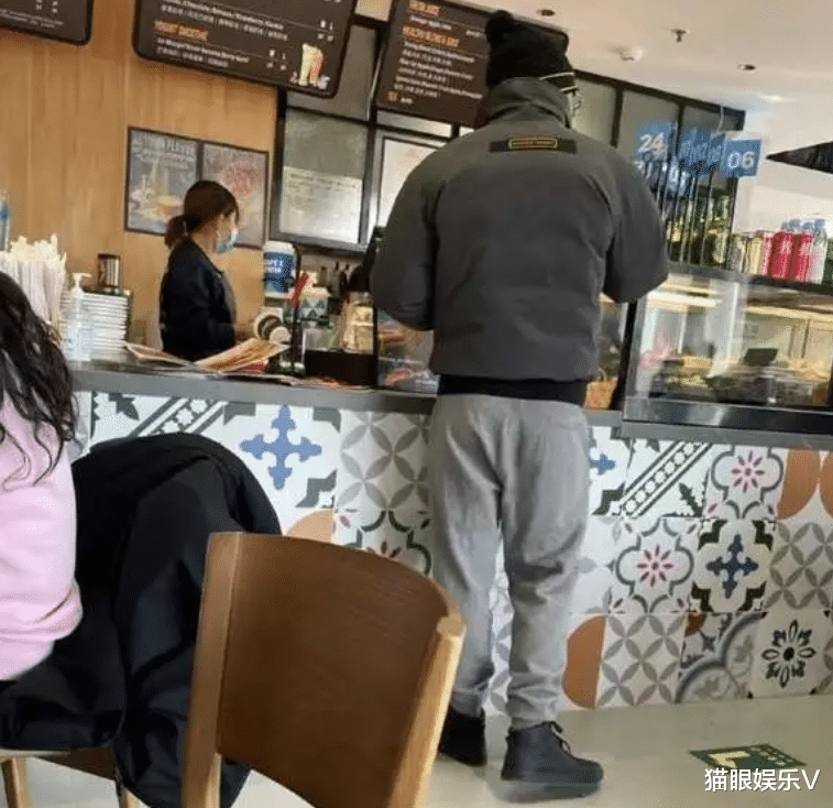 杜江|霍思燕带粉红帽好少女，嗯哼已经长到妈妈肩膀，杜江穿太多变巨人