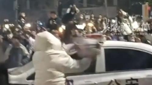 近日，河南周口鹿邑县，某景区众人在广场聚众燃放烟花
