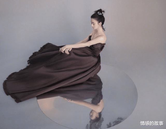 赵丽颖|赵丽颖大拖尾抹胸很高级，最后好像赫本