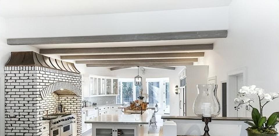 关晓彤|纯白挑高大厅！赛琳娜490万美金私人奢华豪宅曝光