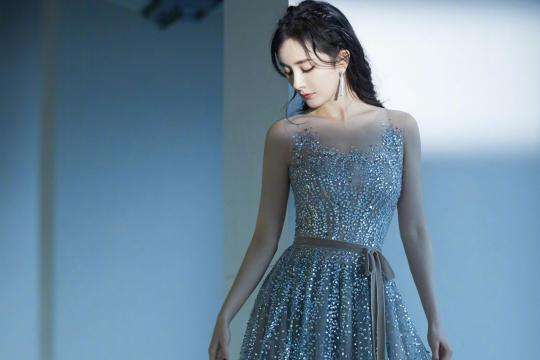 杨幂|35岁杨幂近况曝光,身材发福严重下盘宽大,蚂蚁腰也不见了