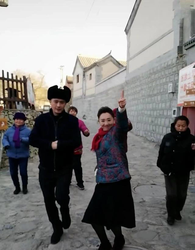 张蕾|央视女主持集体曝新照:45岁欧阳夏丹身材火辣,张蕾疑整容