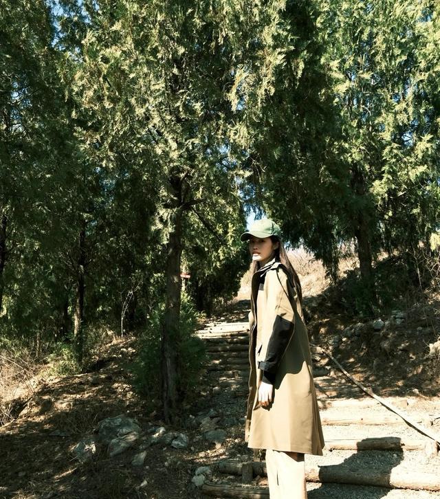 何穗|何穗晒多张登山照，疑似来自男友陈伟霆视角，一身装备过万