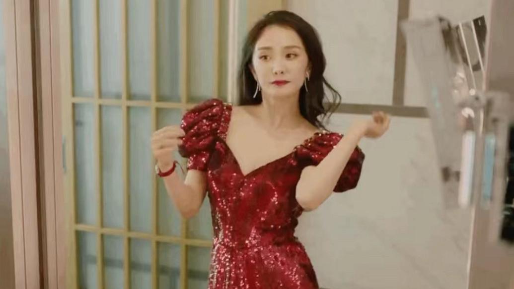 杨幂|杨幂新剧职场穿搭火出圈！多款造型展现性感女人味，可惜状态疲惫